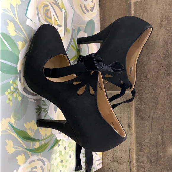 Dolce by Mojo Moxy Bowtie Heels - Picture 3 of 4